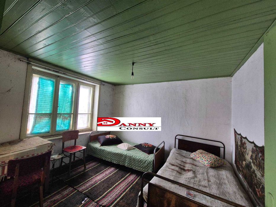 Двуетажна къща с двор и кладенец в с. Иванча