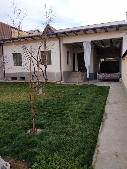 Uch qahramon xojiota,   hovli sotiladi