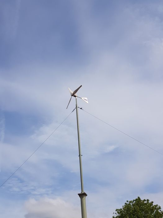 Eoliana Curent cu suport si stâlp