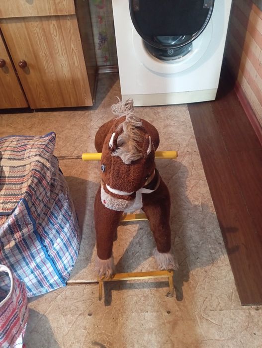 Продам игрушку лошадь качалка