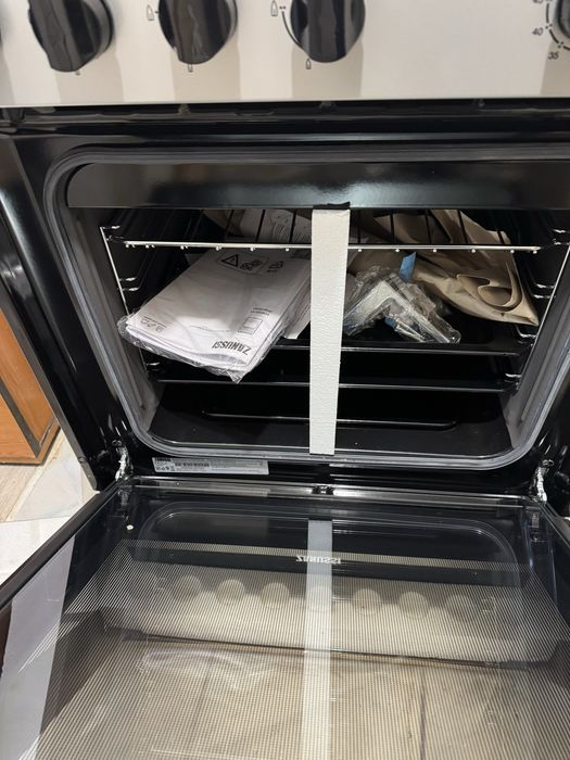 Aragaz pe gaz Zanussi ZCG612K1SA