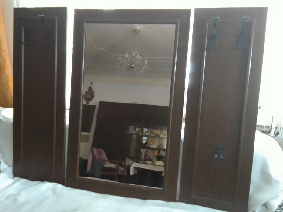 . Зеркало с двумя вешалками