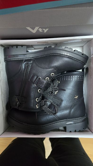 Pantofii sunt pentru fată.