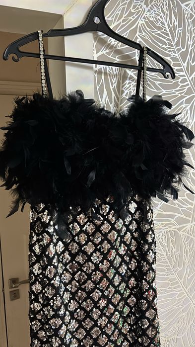 Платье с перьями и пайетками