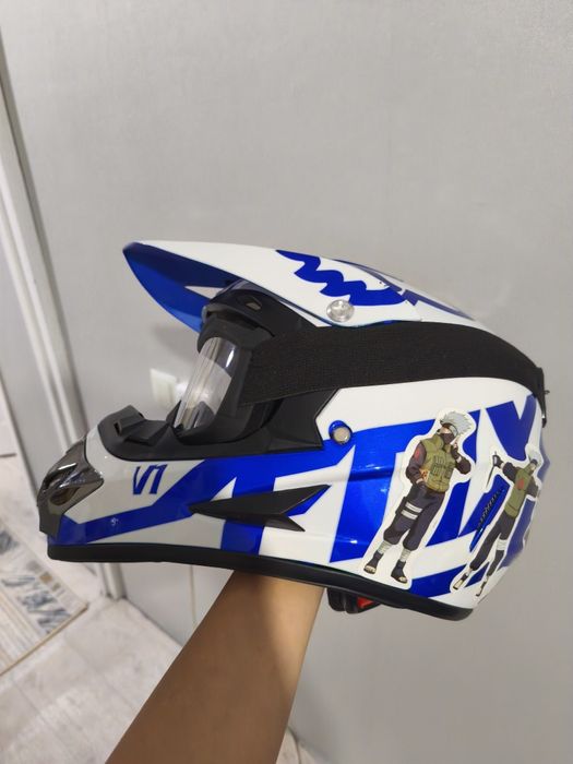 продам шлемы белый и синий