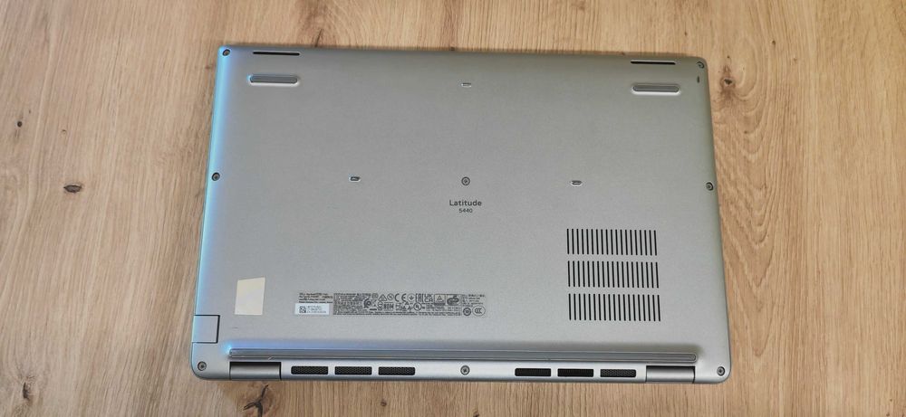 лаптоп Dell Latitude 3440 с 10-ядрен Core i5-1345U и 14'' HD 16GB DDR4/256 GB SSD