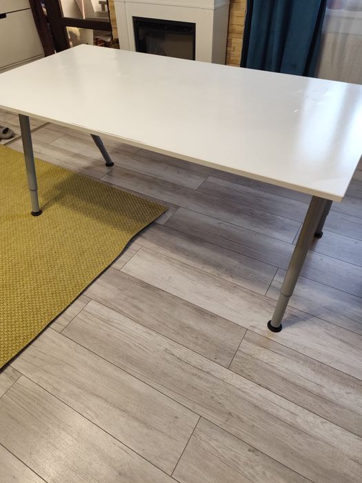 Masă birou Ikea .