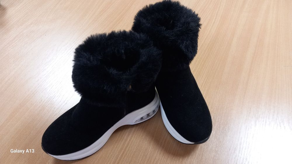 Продавам красиви дамски ботички