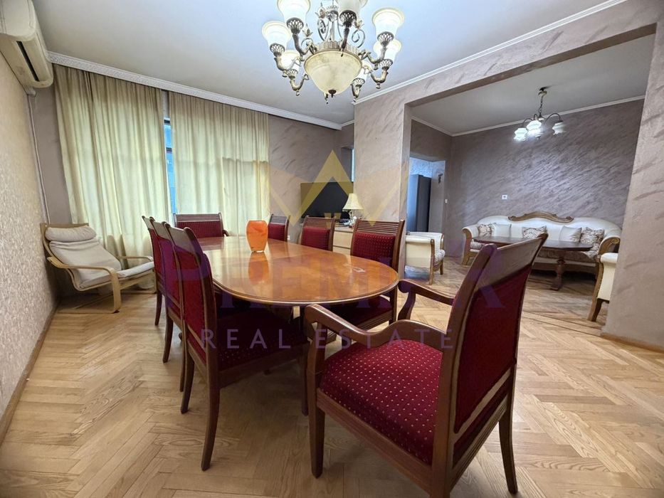 Тристаен апартамент, Погребите