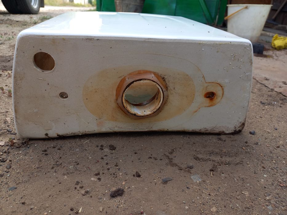 Продам унитазный бачок в хор сост