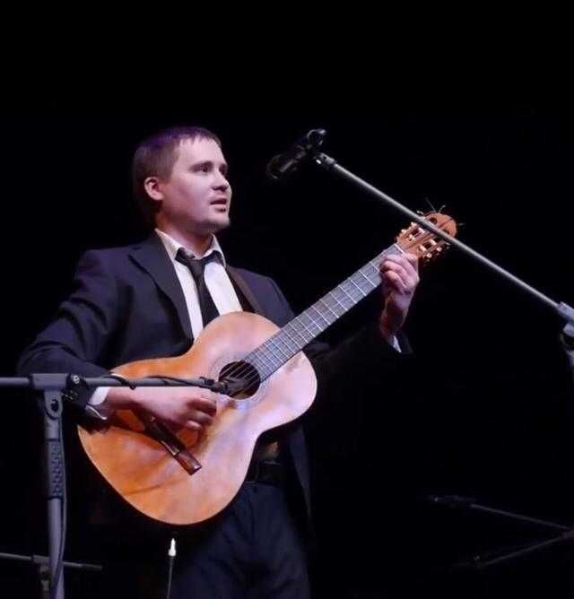 Гитарист, певец на праздник