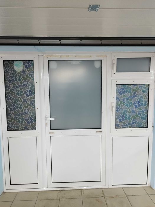 Продавам входна врата със прозорци