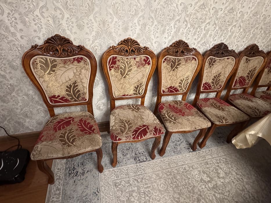 Стол с стулями для гостиной
