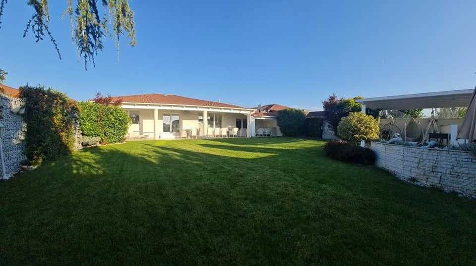 Casă elegantă, complet mobilată, cu curte amenajată