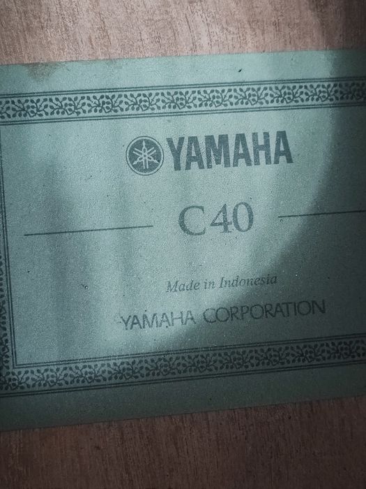 Продам гитару Yamaha C40 классическая