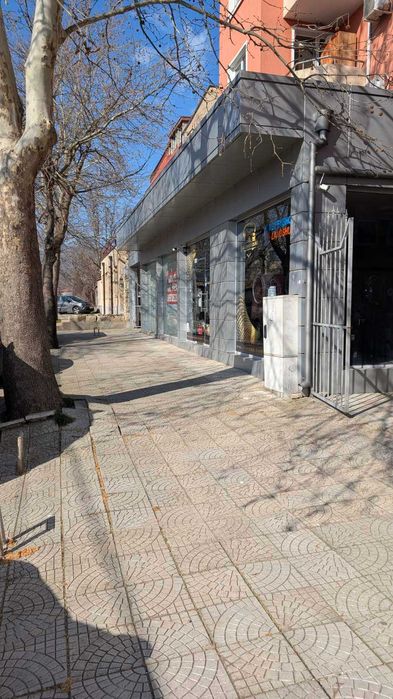 Отдава се под наем търговско помещение – 125 кв.м.