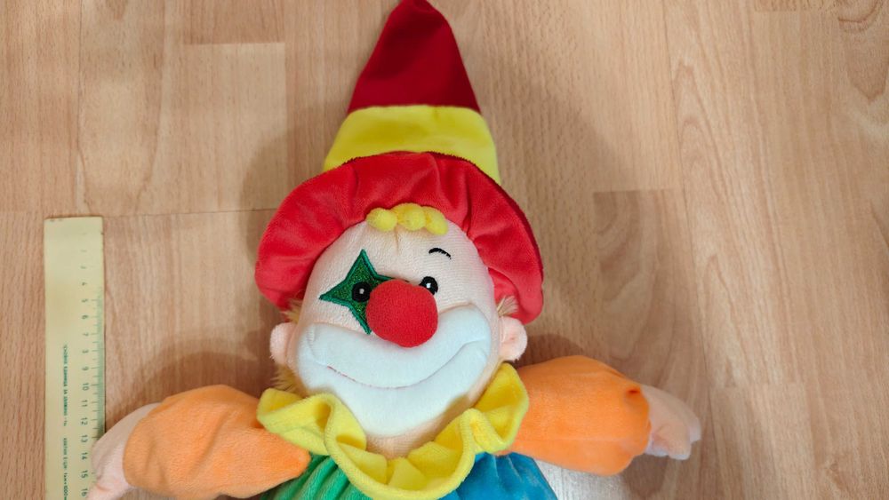 Плюшено куче с папийонка на точки, кафяво и бяло и Клоун кукла