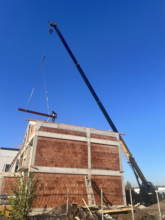 Echipa de meseriasi in constructii