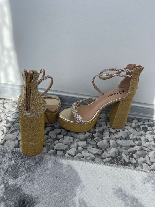 Златисти сандали със висок ток