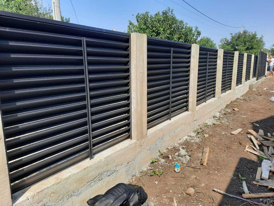 Garduri din panouri stil jaluzele, sipca metalica, tabla, plasa si BCA