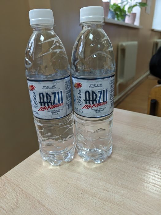 две бутылки воды ARZU