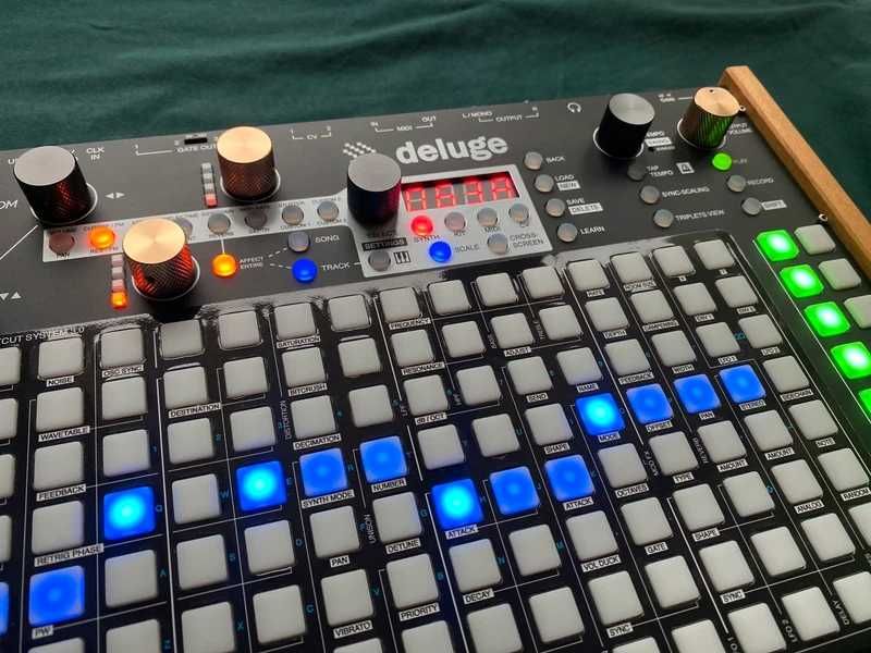 Synthstrom Deluge - synthesizer, sampler & sequencer - GrooveBox