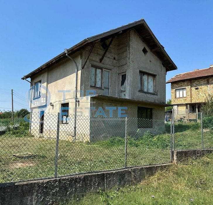 Двуетажна тухлена къща с хубава локация в село Борово, област Русе