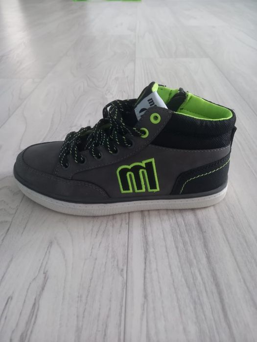 Продам осенние ботинки для мальчика р.31