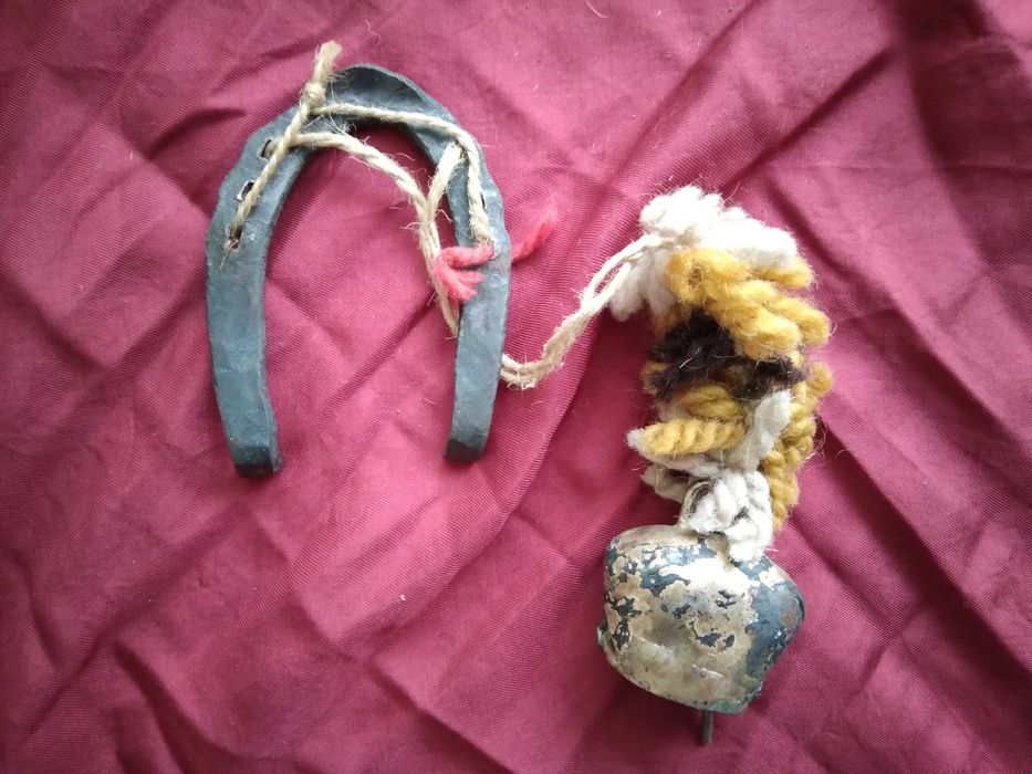 Китайско момиче в носия, руска кутийка, ретро телефон, кошничка, ваза