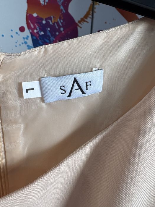 Бежова средно къса рокля