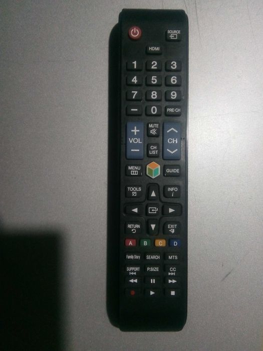 TV LCD Samsung, 66 cm, telecomandă și cablu de alimentare.