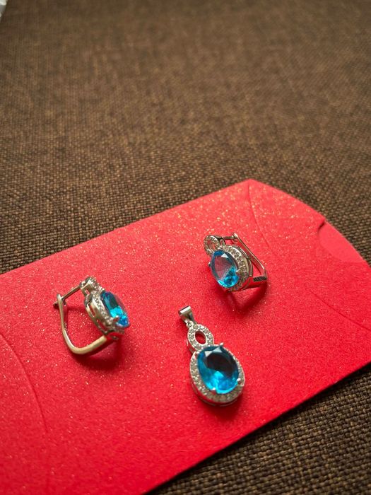 Луксозен сет сребро със сини цирконии обеци и висулка