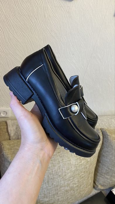 Продам школьные туфли