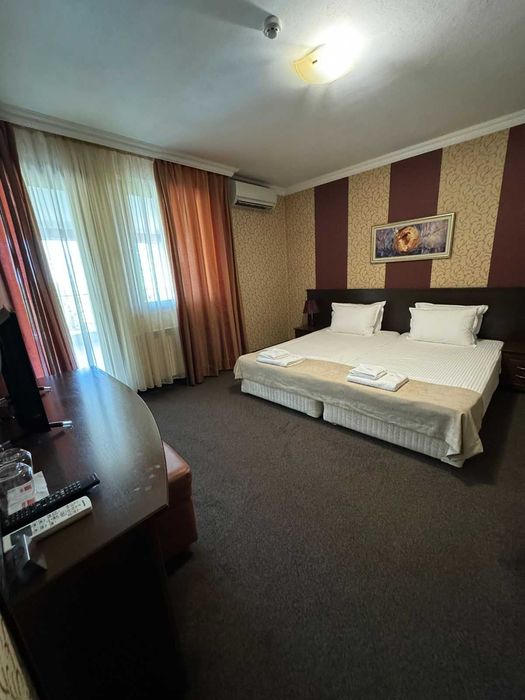 ХОТЕЛ с РЗП 1300 кв.м., работещ, град Карлово