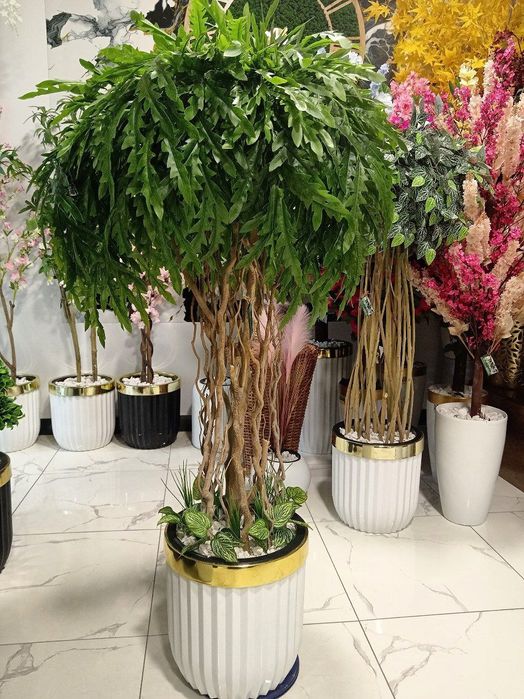 Декоративные растения, искусственные цветы и деревья.