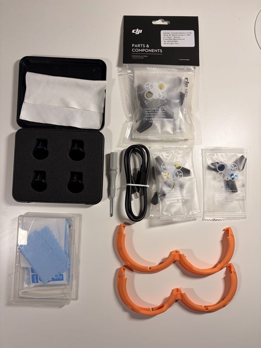 DJI NEO, Hub + 3 baterii + multe accesorii