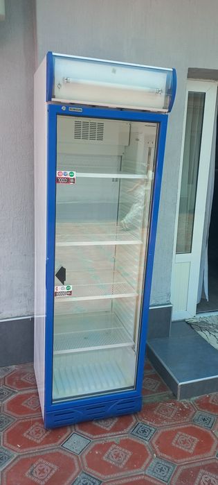 Продаётся витринный холодильник