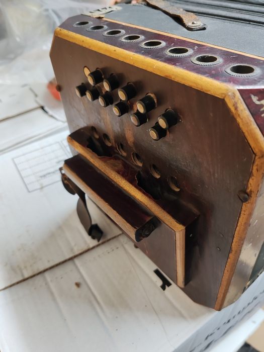 Vând acordeon foarte vechi