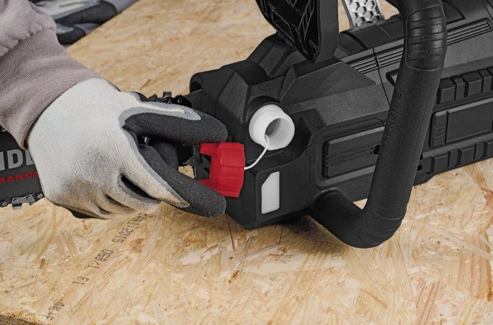 Електрическа верижна резачка Parkside PPEKS 2500 A1, двуръчен предпазен превключвател