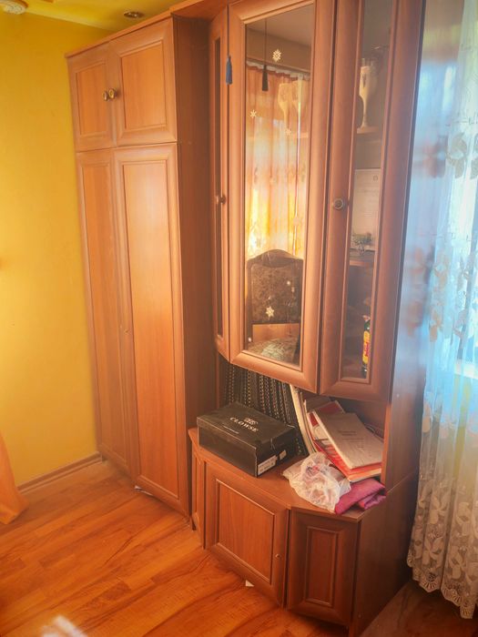 Vând mobilă colțar extensibil și mobila (vitrină +șifonier)