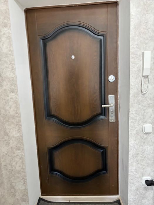Продам входную дверь