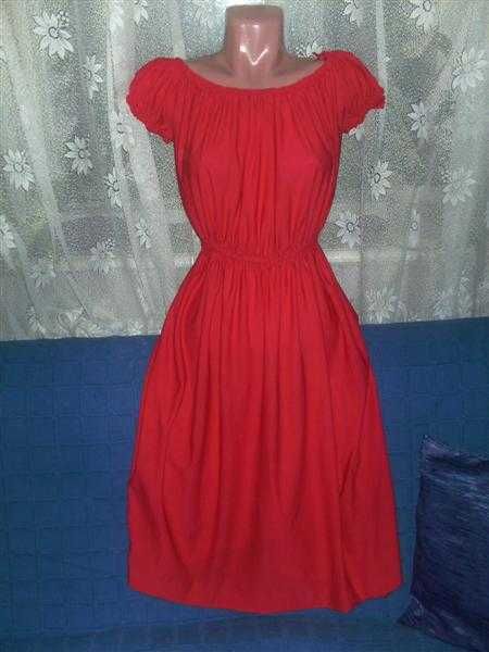 Rochie rosie cu umeri bufanti, cambrata TRANSPORT GRATUIT