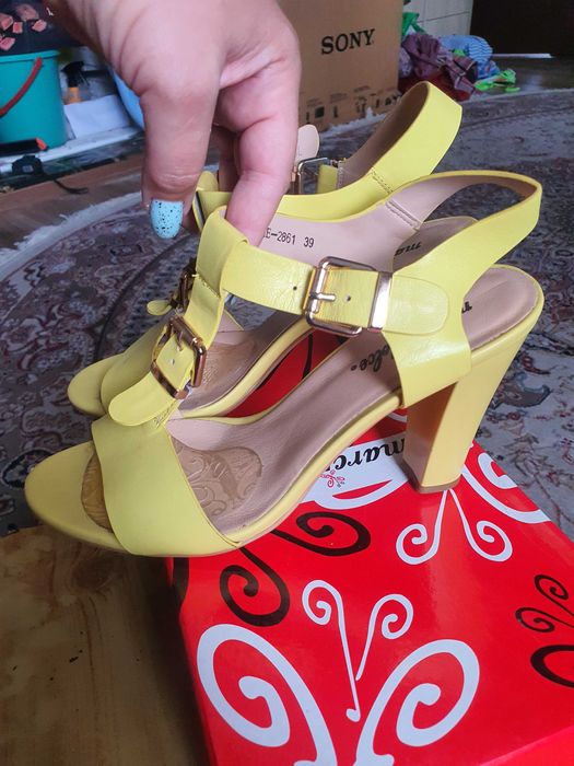 Босоножки женские кожаные жёлтые