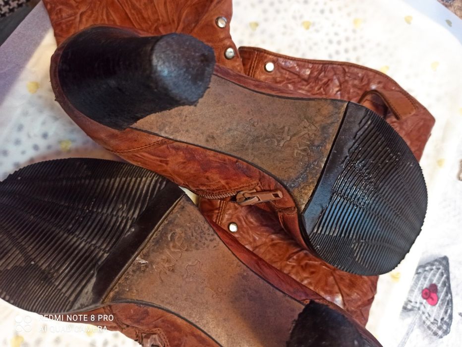 Продавам втора употреба естествена кожа кафяви ботуши с вата номер 39