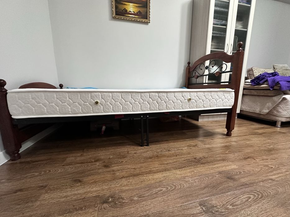 Продам кровать с матрасом
