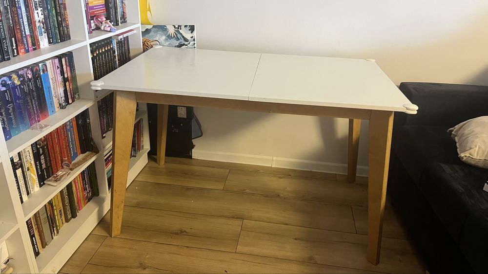 Стол белый в хорошем состоянии деревянные ножки