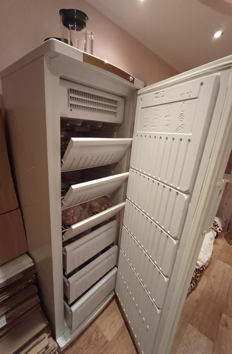 Продам морозильную камеру Indesit