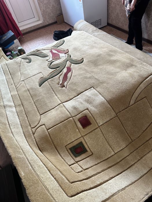 Прлдам ковер для зала