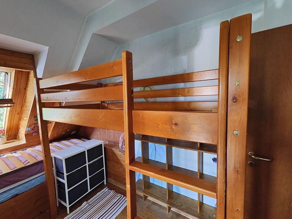 Високо легло със стълба от масив