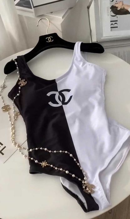 черно бял бански на шанел нов с етикет и чантичка chanel